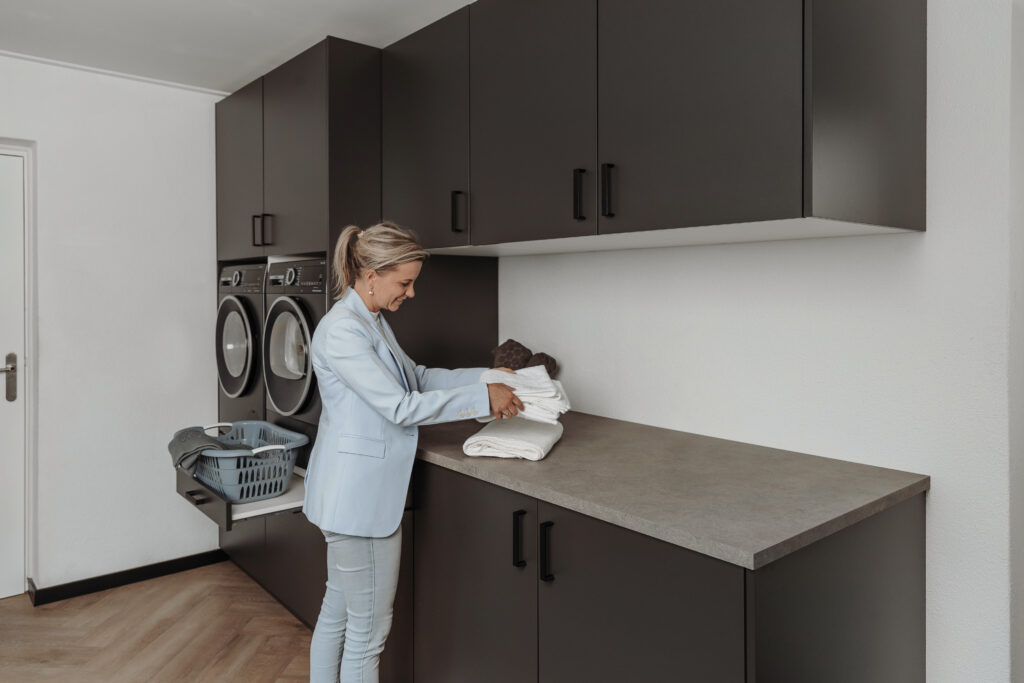 Vrouw in bijkeuken, was opvouwen