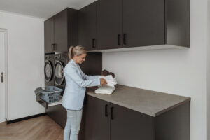 Vrouw in bijkeuken, was opvouwen